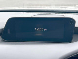 【8.8インチマツダコネクト】車内の雰囲気にマッチした大型のディスプレイ。スマホ接続でのナビ使用やBluetooth再生等、様々な機能が楽しめます。直感的なダイヤル操作が可能で、使い勝手も良好です。