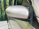 【電動格納ミラー】サイドミラーは電動格納式となっており、狭い駐車場でもキズがつくリスクを抑えられます。