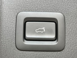 【パワーバックドア】スマートキーや運転席のボタンを押すだけでリアゲートが自動で開閉します!荷物を持っている時や、高い位置にあるバックドアを閉める際に便利な機能です♪