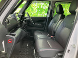運転席からの視界が広く、運転しやすい設計です。細部までこだわった内装が、快適なドライビングを演出します。