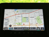 車両情報や目的地設定を手軽に行える、操作性の高いナビゲーションシステムを搭載。スムーズなルート検索で快適なドライブをサポートします。