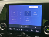 ラジオ、CD、USBなど、多彩なメディアからお好みの音楽を楽しめます。スマートフォン連携機能も備わり、利便性を高めています。