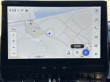 目的地設定やルート検索など、スムーズなカーナビゲーションをサポートする高画質ディスプレイ。安心してドライブをお楽しみいただけます。