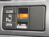 【パワースライドドア】スマートキーや運転席のスイッチでスライドドアの開閉が可能♪電動だから力を入れてドアを開ける必要が無く、小さいお子様でも、重い荷物を持っている時もラクに開け閉めできます♪