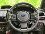 握りやすいステアリングは、操作性にも優れています。運転姿勢に合わせて調整でき、快適なドライビングをサポートします。