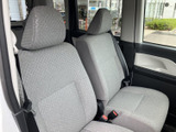 シンプルで使いやすい内装は、ドライバーの集中を妨げません。快適な空間設計で、長距離ドライブも疲れにくいでしょう。