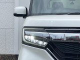 【LEDヘッドライト】悪天候や夜間走行時も良好な視界を確保し安心して運転できる高輝度LEDヘッドライトを装備!点灯速度が早く、消費電力も抑えられています。