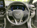 握りやすいステアリングで、長距離運転でも疲れにくい設計です。操作系のスイッチも手の届く範囲に配置され、快適なドライビングをサポートします。