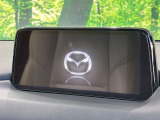 【マツダコネクトナビ】車内の雰囲気にマッチした一体型タイプのナビ。各種車輌設定やBluetooth再生等、様々な機能が楽しめます。直感的なダイヤル操作が可能で、使い勝手も良好です。