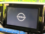 【純正大画面ナビ】人気の大型10インチナビを装備。存在感のある大画面はインパクト大!ナビ利用時のマップ表示は見やすく、テレビやDVDは臨場感がアップ!いつものドライブがグッと楽しくなります♪