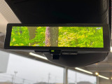 【インテリジェントルームミラー】後席の大きな荷物や同乗者で後方が確認しづらい時でも安心!カメラが撮影した車両後方の映像をルームミラー内に表示。クリアな視界で状況の確認が可能です!