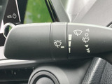 雨天時でも視界を確保し、安全運転をサポートします。レバー操作で簡単にワイパーを作動させ、快適なドライブを演出します。