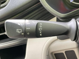 視界をクリアにするワイパーレバー。雨天時でも安心して運転できます。操作も簡単で、細かく調整できます。