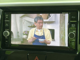 停車時に映像を楽しめるエンターテイメント機能です。お子様連れのお出かけの際や休憩時間に、快適な時間をお過ごしいただけます。安全のため、運転中の視聴はご遠慮ください。