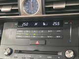 【左右独立型フルオートエアコン】運転席と助手席でそれぞれお好みの温度に設定可能。同乗者にも配慮した、快適な空調をお届け致します。