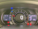 視認性の高いメーターパネル。必要な情報を一目で確認でき、安全な運転をサポートします。スタイリッシュなデザインも魅力です。
