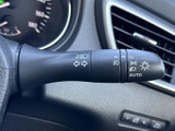 シンプルで使いやすいウインカーレバー。視認性の高い表示で、安全な運転をサポートします。