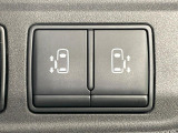 【両側パワースライドドア】スマートキーや運転席のスイッチで後席両側スライドドアの開閉が可能♪電動だから力を入れてドアを開ける必要が無く、小さなお子様でも簡単に開け閉めでき快適です♪