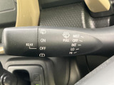 視界をクリアにするワイパー操作は、安全運転の基本です。レバー操作で簡単に雨天時でも安心して走行できます。お好みの速度設定も可能です。