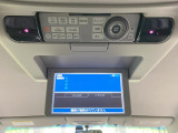 【フリップダウンモニター】大画面モニターで後席でもエンタメをお楽しみいただけます。小さなお子様にも大人気の装備です♪
