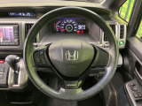 インテリアに合わせたデザインのステアリングは、運転される方のことも考え、運転しやすい形状、大きさです。是非一度、実際に触ってお確かめください。