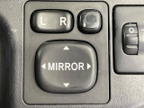 【電動格納ミラー】サイドミラーは電動格納式となっており、狭い駐車場でもキズがつくリスクを抑えられます。