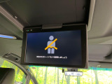【13型フリップダウンモニター】大画面モニターで後席でもエンタメをお楽しみいただけます。小さなお子様にも大人気の装備です♪