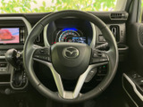 握りやすいステアリングで、快適なドライビングをサポートします。操作もスムーズで、運転の負担を軽減します。
