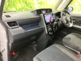 運転席からの視界が広く、運転しやすい設計です。細部にまでこだわった内装が、快適なドライビングエクスペリエンスを提供します。