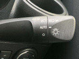 シンプルな操作で、安全な車線変更をサポートします。視認性の高いデザインで、周囲のドライバーにも知らせやすいです。