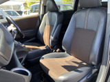 広々とした空間とゆったりとしたシートが、快適なドライブをサポートします。運転席からの視界も良好です。