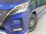 【LEDヘッドライト】悪天候や夜間走行時も良好な視界を確保し安心して運転できる高輝度LEDヘッドライトを装備!点灯速度が早く、消費電力も抑えられています。