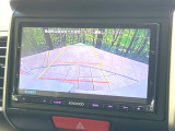 【バックカメラ】駐車時に後方がリアルタイム映像で確認できます。大型商業施設や立体駐車場での駐車時や、夜間のバック時に大活躍!運転スキルに関わらず、今や必須となった装備のひとつです!