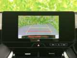 駐車時の安全をサポートする、クリアな映像を表示します。後退時の視界を広げ、安全な後退をサポートします。