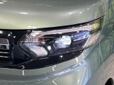 【LEDヘッドライト】悪天候や夜間走行時も良好な視界を確保し安心して運転できる高輝度LEDヘッドライトを装備!点灯速度が早く、消費電力も抑えられています。