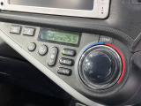【オートエアコン】一度お好みの温度に設定すれば、車内の温度を検知し風量や温度を自動で調整。暑い&hellip;寒い&hellip;と何度もスイッチ操作をする必要はありません。快適な車内空間には必須の機能ですね♪