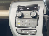 【オートエアコン】一度お好みの温度に設定すれば、車内の温度を検知し風量や温度を自動で調整。暑い&hellip;寒い&hellip;と何度もスイッチ操作をする必要はありません。快適な車内空間には必須の機能ですね♪