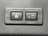 【パワーバックドア】スマートキーや運転席のボタンを押すだけでリアゲートが自動で開閉します!荷物を持っている時や、高い位置にあるバックドアを閉める際に便利な機能です♪