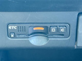 【ETC】有料道路を利用する際に料金所で停止することなく通過できる、ETC車載器(ノンストップ自動料金収受システム機器)が装備されています。セットアップを行うことで利用可能になります。