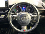 インテリアに合わせたデザインのステアリングは、運転される方のことも考え、運転しやすい形状、大きさです。是非一度、実際に触ってお確かめください。
