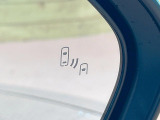 【ブラインドスポットモニター】走行中、ドアミラーの死角になりやすい箇所に後続車が接近するとサイドミラーのレンズに警告を表示!ドライバーに注意喚起をしてくれます。