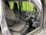 運転席まわりには十分なスペースがあり、大柄な方でもゆったり運転していただける環境です。