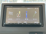 使いやすいインターフェースで、目的地設定や音楽再生をスムーズに行えます。快適なドライブをサポートする機能が満載です。