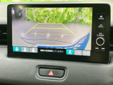 駐車時の安全確認をサポートする映像表示機能。後方視界を広げ、安心して車庫入れや発進をすることができます。
