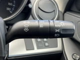 直感的な操作で、安全な車線変更をサポート。視認性の高いデザインで、周囲の状況を把握しやすく、安心して運転できます。