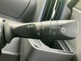 シンプルな操作で、安全な車線変更をサポートします。スムーズな操作感で、ドライビングをより快適に。