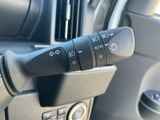 操作しやすいレバーデザインで、安全な車線変更をサポート。視認性の高いインジケーターも装備しています。