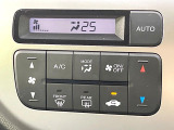 【オートエアコン】一度お好みの温度に設定すれば、車内の温度を検知し風量や温度を自動で調整。暑い&hellip;寒い&hellip;と何度もスイッチ操作をする必要はありません。快適な車内空間には必須の機能ですね♪