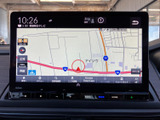 鮮明な地図表示で、安全運転をサポート。詳細なルート情報や周辺施設の情報も確認でき、お出かけの計画が立てやすくなっています。