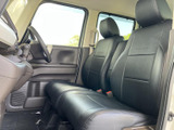 運転席からの視界も良好で、安全運転をサポートします。操作系の使い勝手も良く、快適なドライブを演出します。